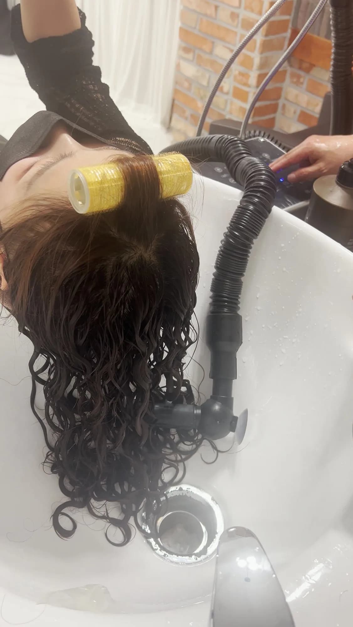 Curls straight after rinsing